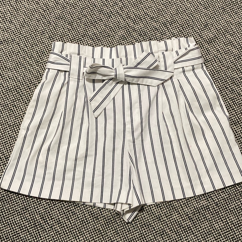 ZARA Tiefront High Waisted
Striped Shorts Size: Small